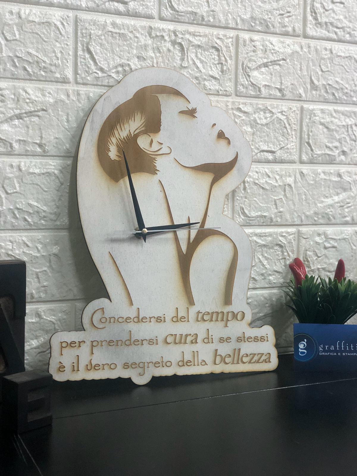 Orologio da Parete in Legno Sagoma Viso Donna Orologio da Parete in Legno Sagoma Viso Donna