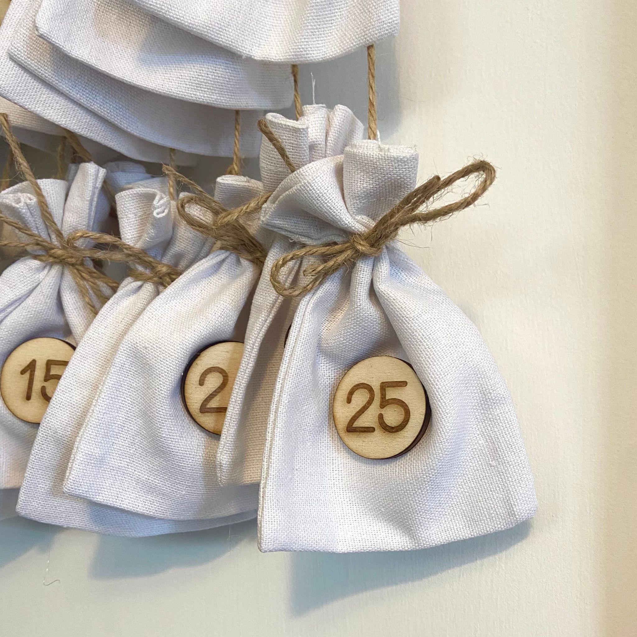 Calendario dell'Avvento con nome in legno Calendario dell'Avvento con nome in legno